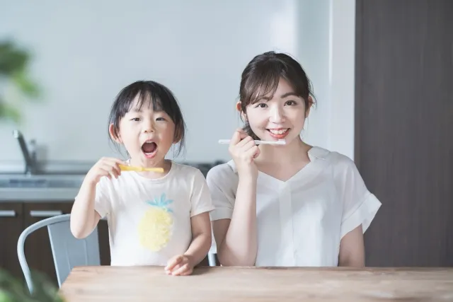 ホワイトニングで歯磨きをしている親子