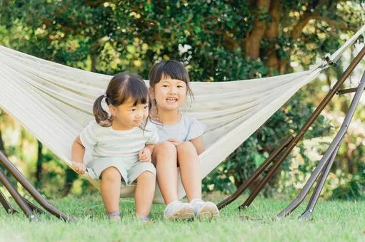 笑顔で遊ぶ子供たち