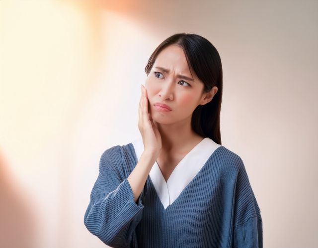 冷たいものがしみるのはなぜ？虫歯・知覚過敏の違いと対処法を歯科医が解説